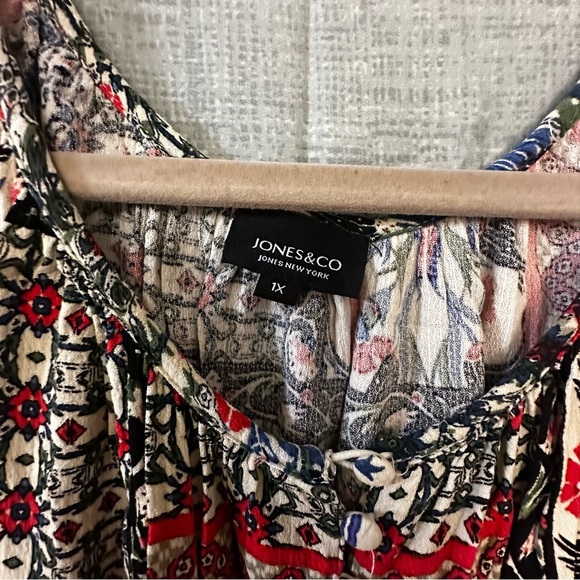 Jones & Co. Red and Black Graphic Bohemian feel Puff Sleeve Blouse plus size - Picture 3 of 9